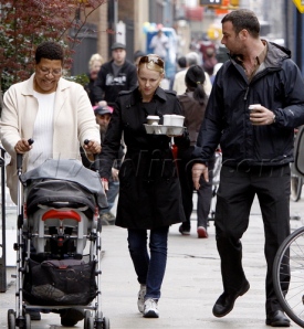 Liev Schreiber and Naomi Watts get coffee